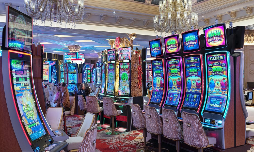 Why does payline setup change the win structure in online slots?